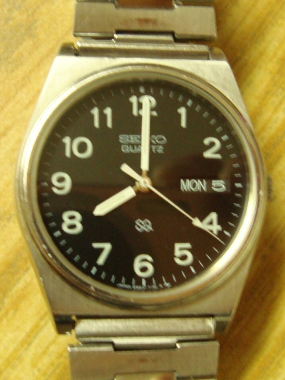 SEIKO QUARTZ,MILITARY BLACK DIAL,RUN GREAT